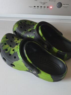 CROCS Tie Dye Green and Black Mens 5 Womens 7